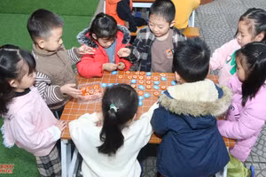 Học sinh Trường Mầm non Hòa Bình làm quen với trò chơi đánh cờ. 