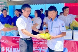 Những suất cơm miễn phí đến với sĩ tử. (Ảnh: CSCC)