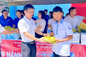 Những suất cơm miễn phí đến với sĩ tử. (Ảnh: CSCC)