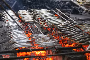 Nghề nướng cá biển ở phường Nghi Thủy, TP Vinh, Nghệ An. (Ảnh: Phạm Tâm)