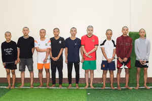 9 trong số 34 người bị công an huyện Diễn Châu tạm giữ hình sự. (Ảnh: CANA)