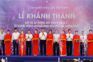 Cắt băng khánh thành dự án đường dây 500kV mạch 3 Quảng Trạch - Phố Nối tại điểm cầu Quảng Bình.