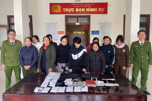 Những người trong đường dây đánh bạc bị công an bắt giữ. (Ảnh: CANA)