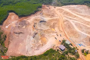 Mỏ đất của Công ty CP Thiết bị Thiên Hoàng. Ảnh: Phạm Tâm