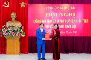 Ông Võ Trọng Hải nhận quyết định của Ban Bí thư. (Ảnh: Phạm Bằng)