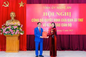 Ông Võ Trọng Hải nhận quyết định của Ban Bí thư. (Ảnh: Phạm Bằng)