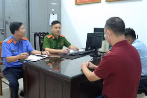 Lực lượng chức năng làm việc với các bị can. (Ảnh: Công an tỉnh Nghệ An)