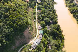 Tuyến đường từ bản Côi vào bản Cà Moong, xã Lượng Minh, huyện Tương Dương, Nghệ An. (Ảnh: Phạm Tâm)