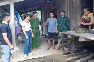 Lực lượng chức năng vận động người dân đến nơi tránh trú bão. (Ảnh: CSCC)