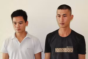 Trần Đình Hào và Phạm Đình Thế tại cơ quan điều tra. (Ảnh: CANA)