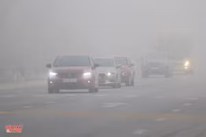 Sương mù khiến các phương tiện tham gia giao thông di chuyển khó khăn hơn. (Ảnh: Phạm Tâm)