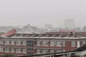 Mái tôn Trường THPT Huỳnh Thúc Kháng (Nghệ An) bị bão thổi bay.