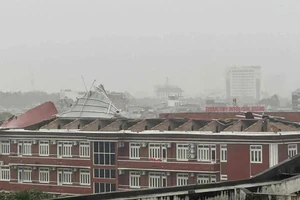 Mái tôn Trường THPT Huỳnh Thúc Kháng (Nghệ An) bị bão thổi bay.