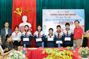 Báo GD&TĐ cùng trường Trí Đức trao quà cho học sinh Trường THCS Kỳ Tân.