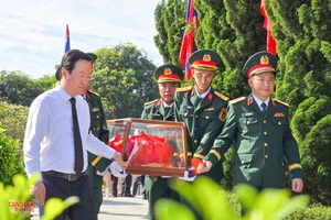 Lãnh đạo tỉnh Nghệ An và Quân khu 4 an táng hài cốt liệt sĩ. (Ảnh: Phạm Tâm)