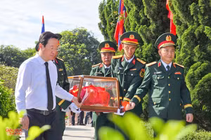 Lãnh đạo tỉnh Nghệ An và Quân khu 4 an táng hài cốt liệt sĩ. (Ảnh: Phạm Tâm)