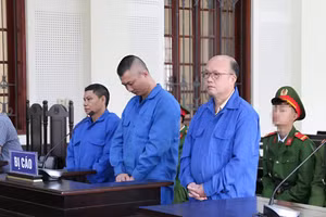 Bị cáo Mùa Dua Thái (bên phải) cùng đồng bọn tại phiên tòa.