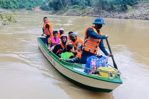 Học sinh xã Lượng Minh vượt sông Nậm Nơn tới trường. (Ảnh: CSCC)