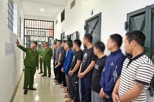 Cán bộ Trại tạm giam Công an tỉnh Nghệ An tuyên truyền về quyền và nghĩa vụ bầu cử. (Ảnh: CANA)