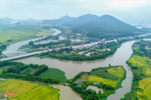 Kênh Nhà Lê hòa vào dòng sông Cấm bên Quốc lộ 1A. (Ảnh: Phạm Tâm).