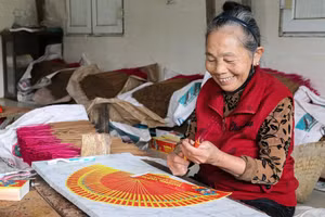 Sản xuất hương ở làng nghề Tây Lân. (Ảnh: Phạm Tâm)