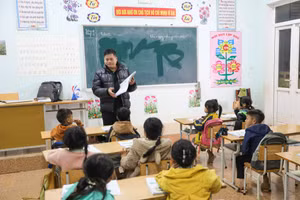 Lớp học vào buổi tối của thầy giáo Lương Thanh Hưng. (Ảnh: Phạm Tâm)