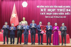 Lãnh đạo tỉnh Nghệ An tặng hoa chúc mừng ông Võ Trọng Hải. 