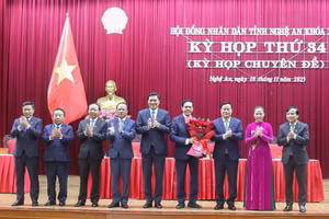 Lãnh đạo tỉnh Nghệ An tặng hoa chúc mừng ông Võ Trọng Hải. 