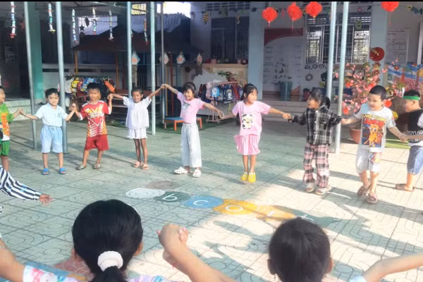 Trẻ Trường Mầm non Hoa Hồng (xã Ngũ Lạc, tỉnh Vĩnh Long).