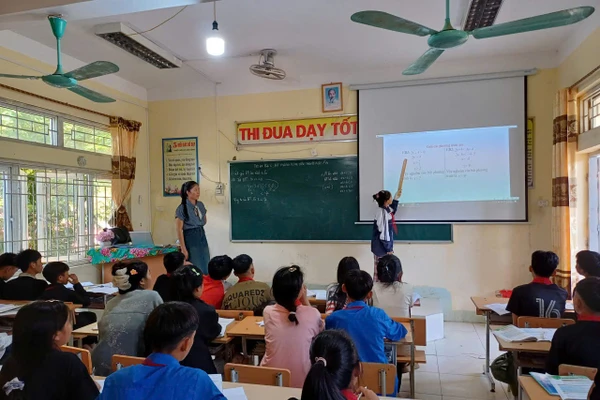 Cô trò Trường Phổ thông dân tộc bán trú THCS Khoen On ứng dụng công nghệ thông tin trong dạy học.