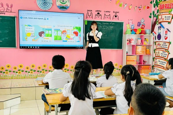 Cô Lê Thị Thanh Huyền và học sinh Trường Tiểu học Châu Sơn (Hà Nội) trong giờ học tiếng Anh chính khóa.