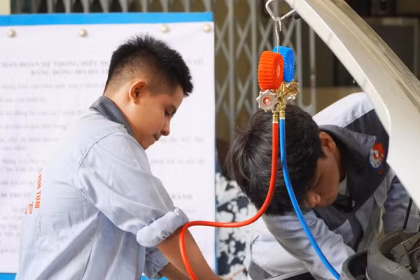 Sinh viên Trường Cao đẳng Kon Tum trong giờ thực hành.