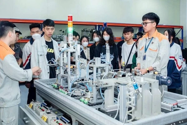 Sinh viên Trường Cao đẳng Lý Thái Tổ (Bắc Ninh) giới thiệu cho học sinh THPT trong chương trình trải nghiệm hướng nghiệp. Ảnh: TG