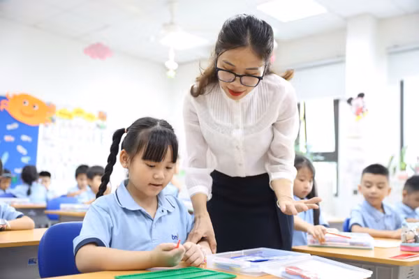 Cô trò Trường Tiểu học, THCS và THPT Hồng Đức (Hưng Yên).