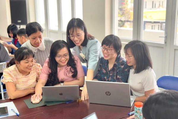 ThS. Cao Hồng Huệ tập huấn giáo viên phát triển năng lực số cho học sinh. 