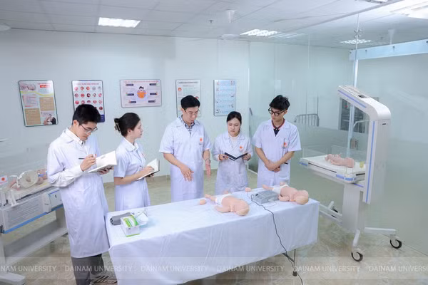 Sinh viên khối ngành Sức khỏe Trường ĐH Đại Nam.