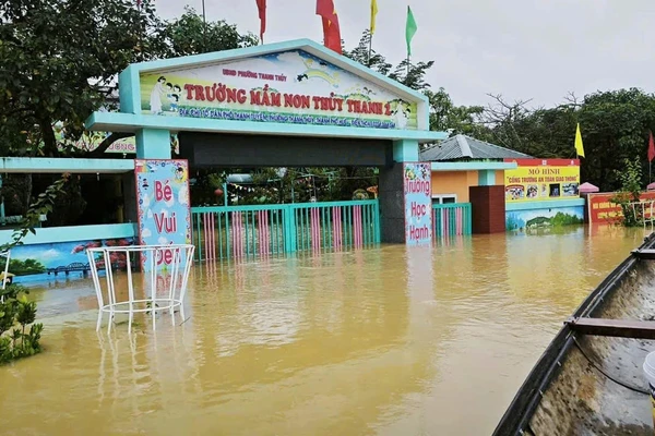 Trường học tại TP Huế ngập sâu trong nước. Ảnh: Đại Dương.