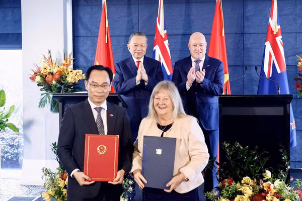 Tổng Bí thư, Chủ tịch nước Tô Lâm và Thủ tướng New Zealand Christopher Luxon chứng kiến trao văn kiện hợp tác về giáo dục giữa hai nước.