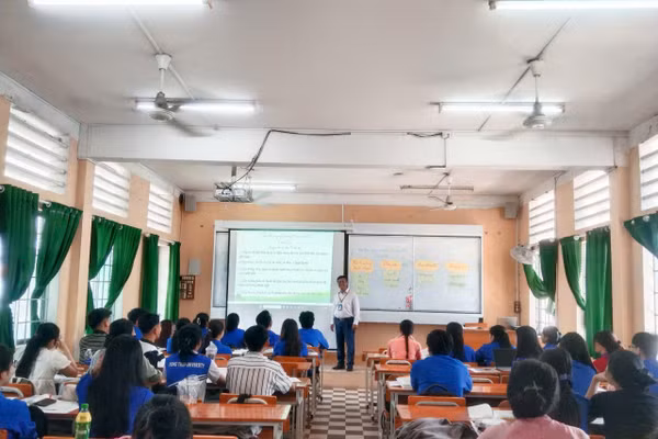 NGƯT Tô Ngọc Sơn trong giờ dạy.