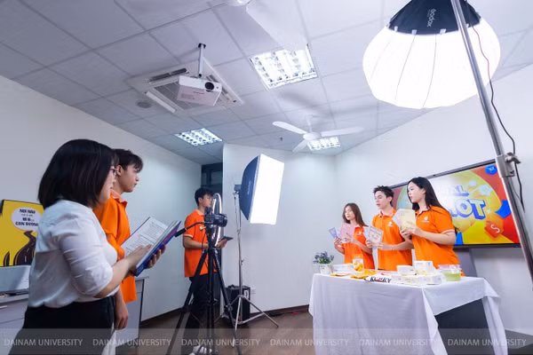 "Học đi đôi với hành" tại Trường ĐH Đại Nam.