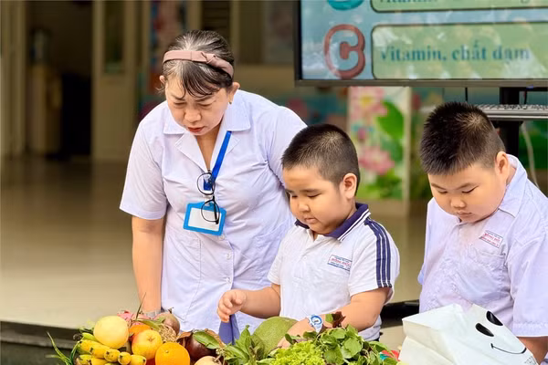 Hoạt động chủ đề “Dinh dưỡng và thể chất” tại Trường Tiểu học Hồng Đức (TPHCM).