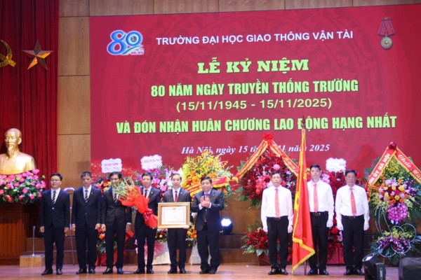 Trường Đại học Giao thông vận tải đón nhận Huân chương Lao động hạng Nhất