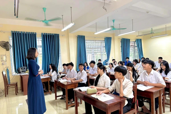 Cô Phạm Nguyễn Trang Ngân - giáo viên Trường THPT A Lưới (TP Huế) và học trò trong giờ học.