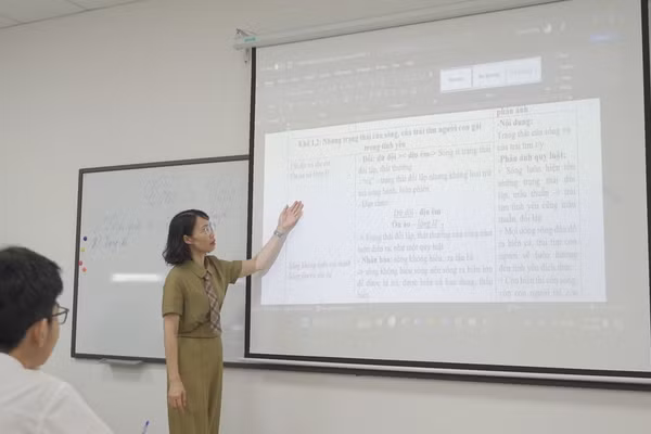 Cô Đình Thị Thủy, giáo viên Trường THCS-THPT Phenikaa trong giờ Ngữ văn.