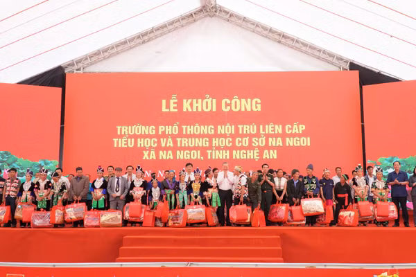 Tổng Bí thư Tô Lâm trao quà cho 50 hộ dân xã Na Ngoi tại lễ khởi công Trường Phổ thông nội trú liên cấp Tiểu học và THCS xã Na Ngoi, Nghệ An.