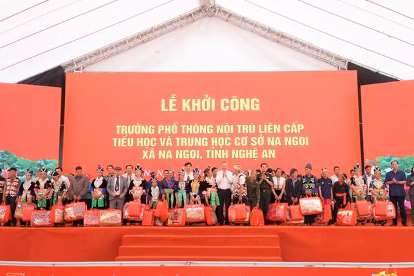 Tổng Bí thư Tô Lâm trao quà cho 50 hộ dân xã Na Ngoi tại lễ khởi công ở xã Na Ngoi, Nghệ An.