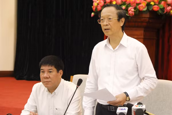 Thứ trưởng Thường trực Phạm Ngọc Thưởng (phải ảnh) chủ trì họp báo. Ảnh: Sỹ Điền.