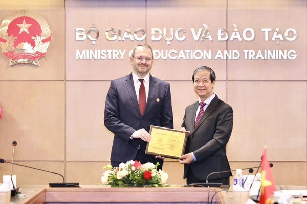 Bộ trưởng Nguyễn Kim Sơn trao Kỷ niệm chương “Vì sự nghiệp Giáo dục” cho Thứ trưởng Mogilevsky Konstantin Ilyich.