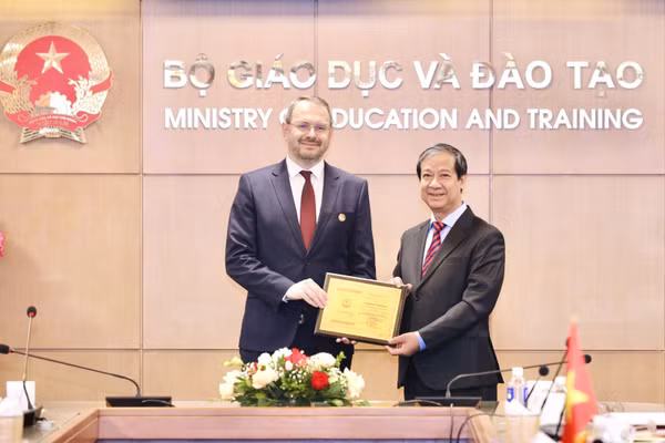 Bộ trưởng Nguyễn Kim Sơn trao Kỷ niệm chương “Vì sự nghiệp Giáo dục” cho Thứ trưởng Mogilevsky Konstantin Ilyich.