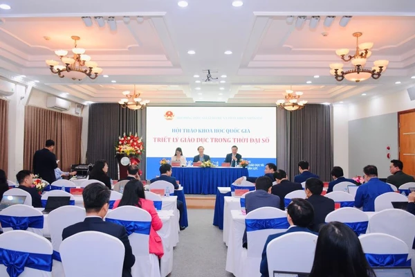 Thứ trưởng Thường trực Phạm Ngọc Thưởng (giữa) chủ trì hội thảo.